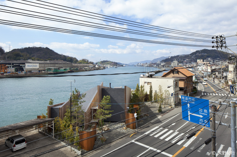 道路に面する北側から見た外観