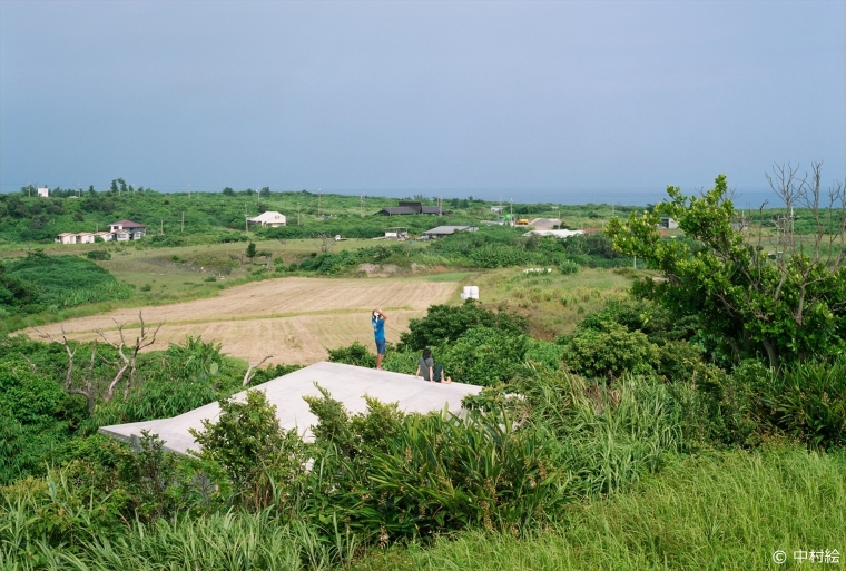 建物から海を見る